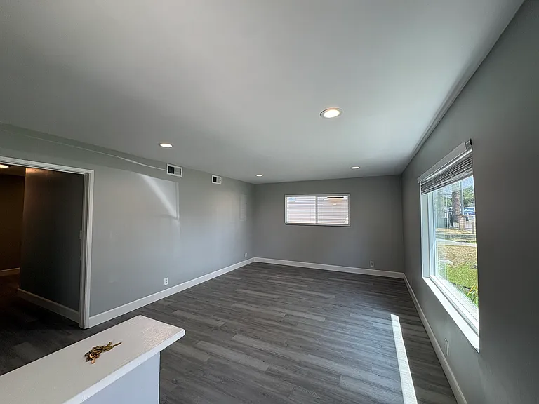 527 N Alameda Ave — Photo 3