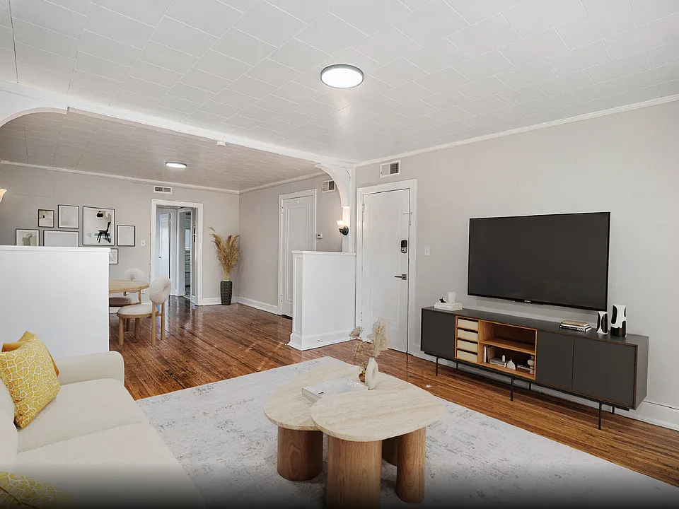 712 W 38th St.