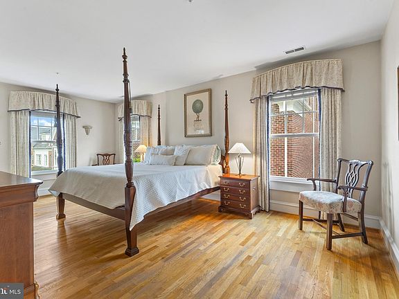 4th image of 959 Powhatan St