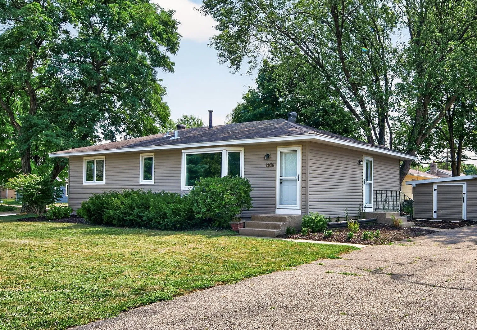 3 bed, 1.0 bath, 1200 sqft, $2,350 — Photo 1