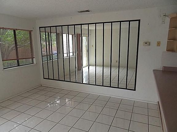 5th image of 2216 Crockett Dr