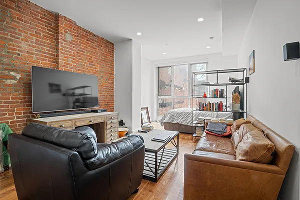 Rented by Anchor Associates | media 11