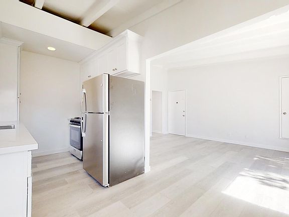 2nd image of 948 Palm Ave APT 3