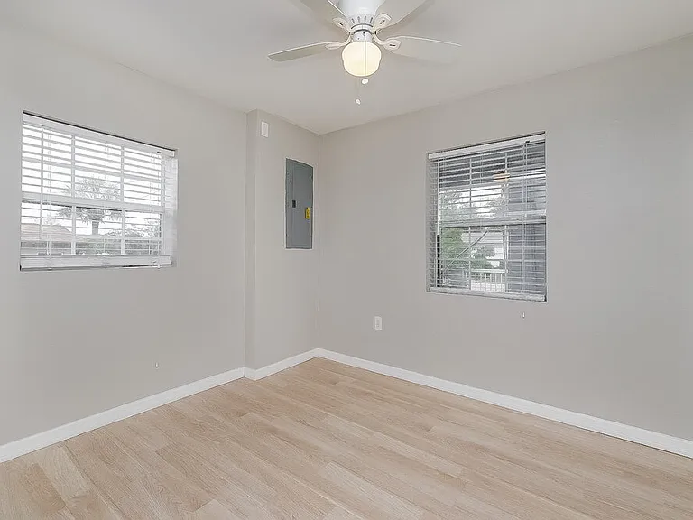 522 E Lime St — Photo 12