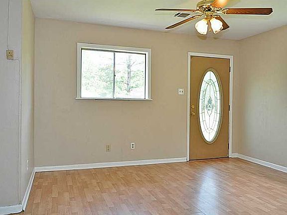 3rd image of 1323 Meadowview Dr