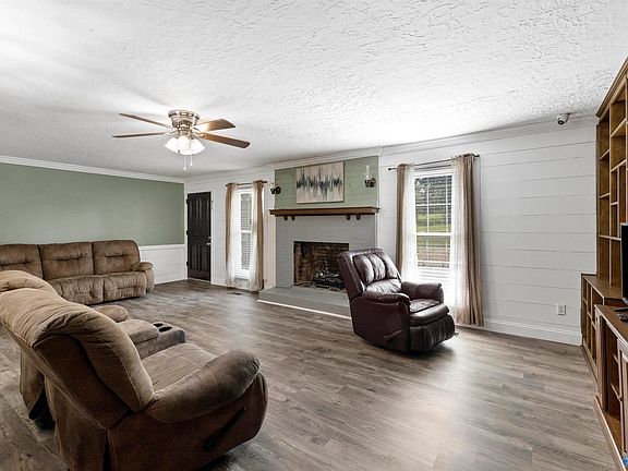 5th image of 205 Oak Dr