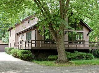 132 Lagoon Dr, Northfield, IL 60093