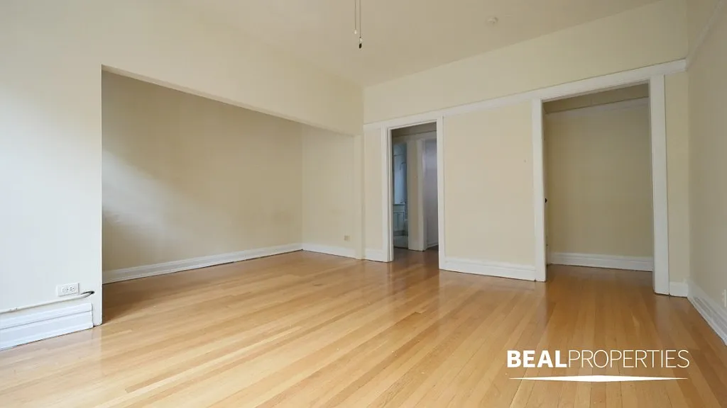 721.5 W Barry Ave — Photo 2