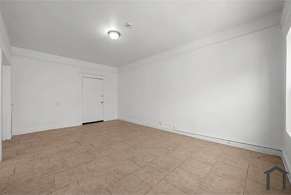 910 S Mariposa Ave — Photo 4