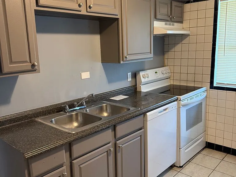 1150 Astoria Dr — Photo 3