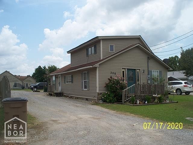 1st image of 305 Foch St