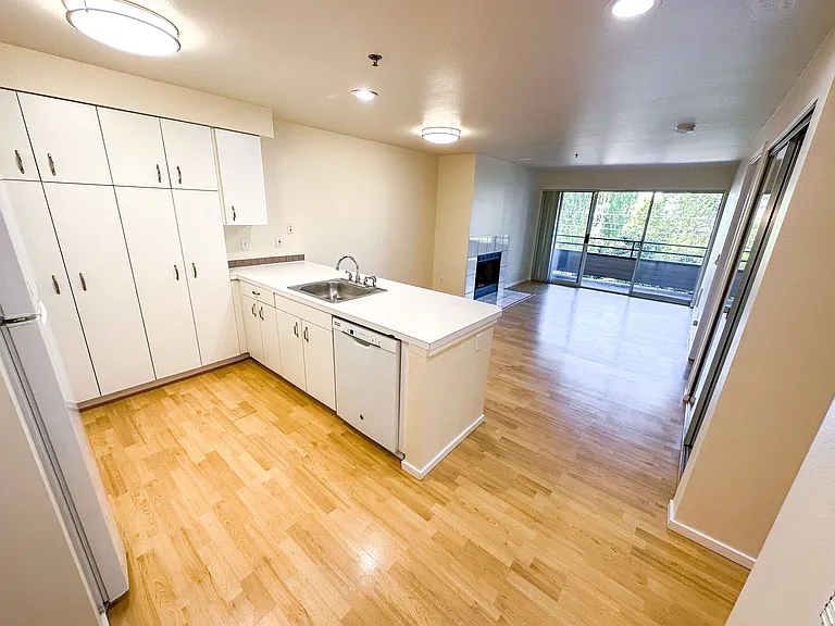 Castellan Apartments — Photo 41