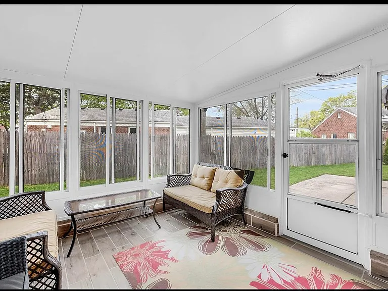 18925 Carlysle Ave — Photo 2