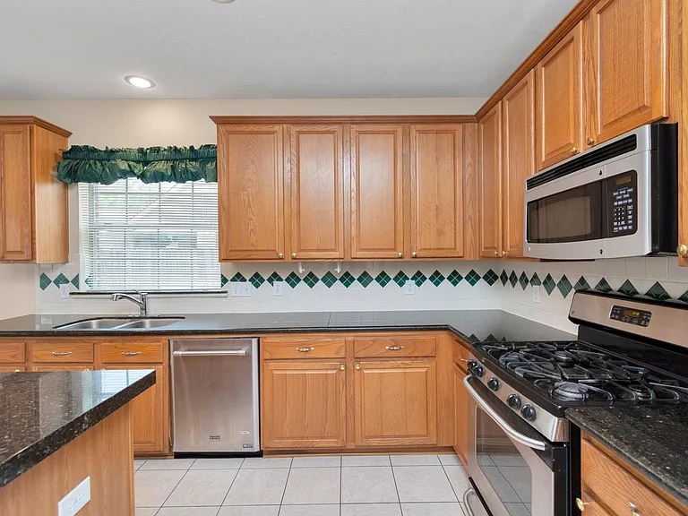 1915 Crescent Oak Dr — Photo 21