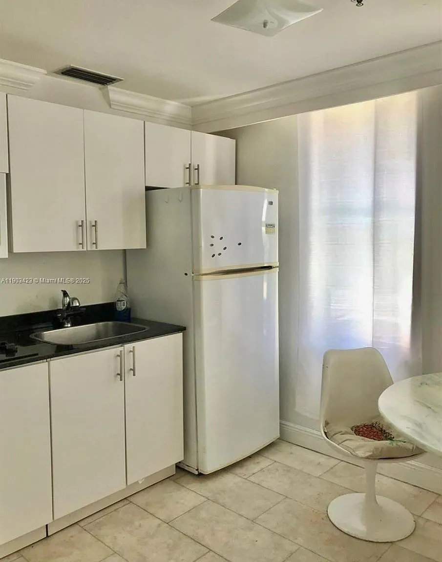 The Elaine Condo — Photo 3