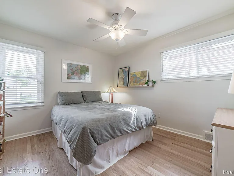 475 E Marshall St — Photo 13