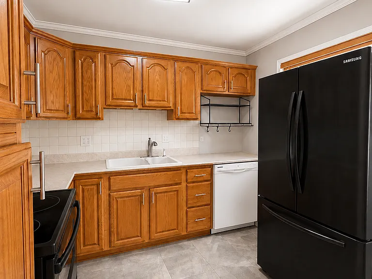 1431 Meadow Dr — Photo 7