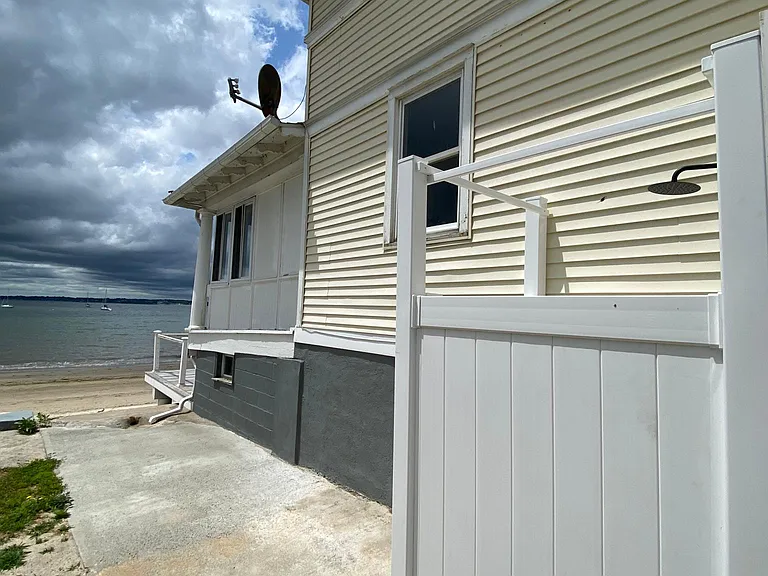 92 Townsend Ave — Photo 30
