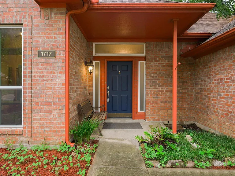 1717 Parkwood Dr — Photo 2