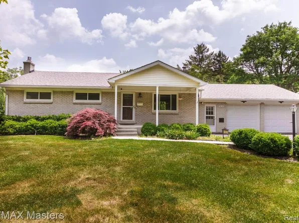 5820 Houghten Dr, Troy, MI 48098