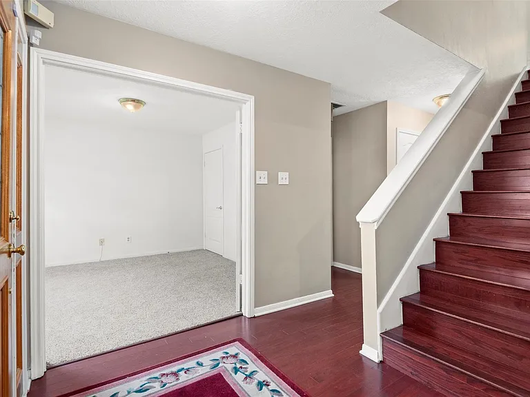2415 Parkwood Ln — Photo 6