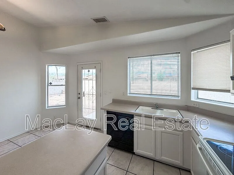3 bed, 2.0 bath, 1211 sqft, $1,650 — Photo 4