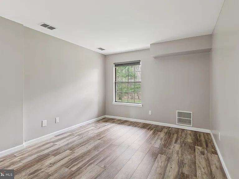 165 Wyndham Pl — Photo 20