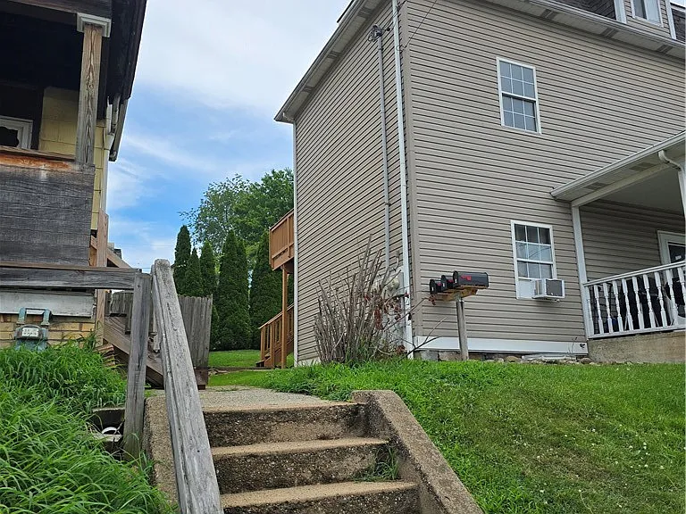 196 W Madison St #4 — Photo 16