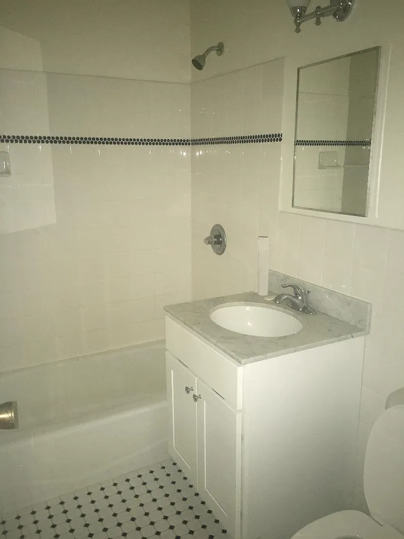 Hall Pl, Eastchester — Photo 3