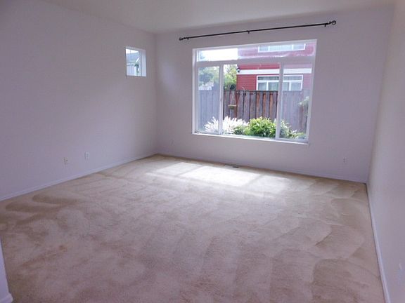 4th image of 902 SE Portlandia Ave