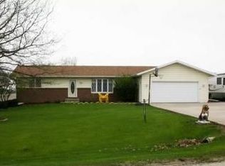 4901 Valley View Dr, Cedar Rapids, IA 52404