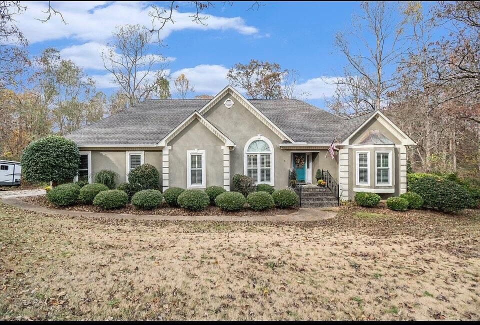1st image of 915 Oak Grove Rd