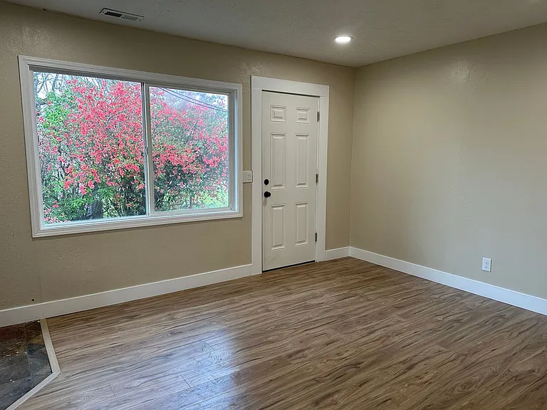 227 E Louise Ave — Photo 10