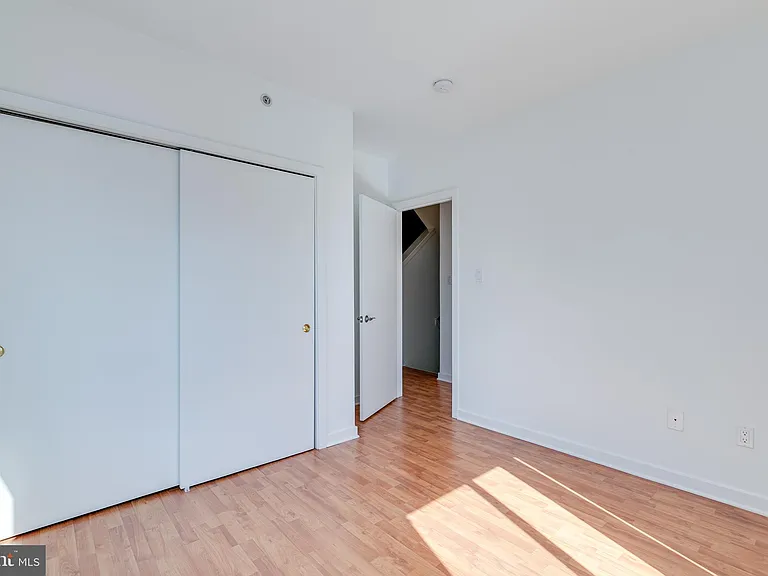 228 W George St #218 — Photo 24