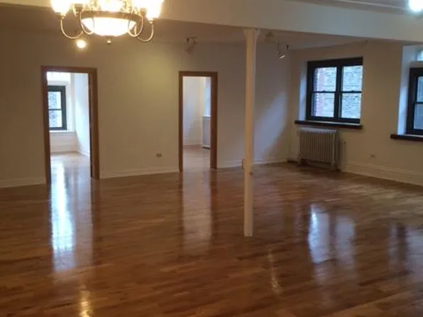 3205 N Clark St APT 300, Chicago, IL 60657
