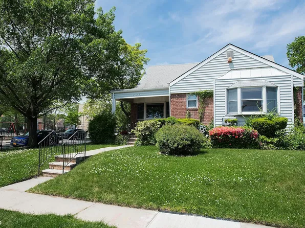 20203 56th Ave, Flushing, NY 11364