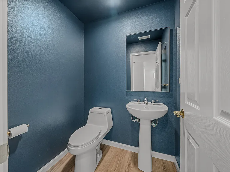 100 Portsmouth Dr — Photo 11