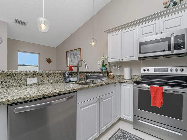 10523 Pendleton Ave — Photo 7