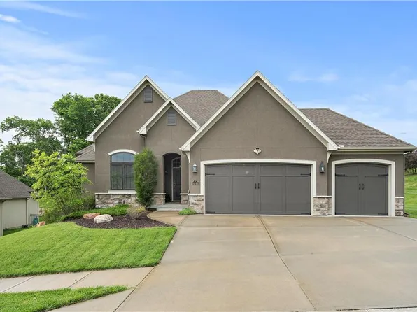 9648 Apple Blossom Ln, Parkville, MO 64152