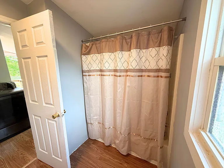 216 Lester Ave — Photo 10