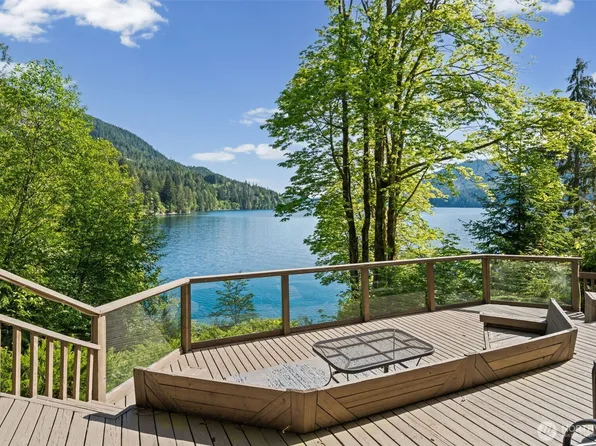 90 Lakeshore Place, Hoodsport, WA 98548