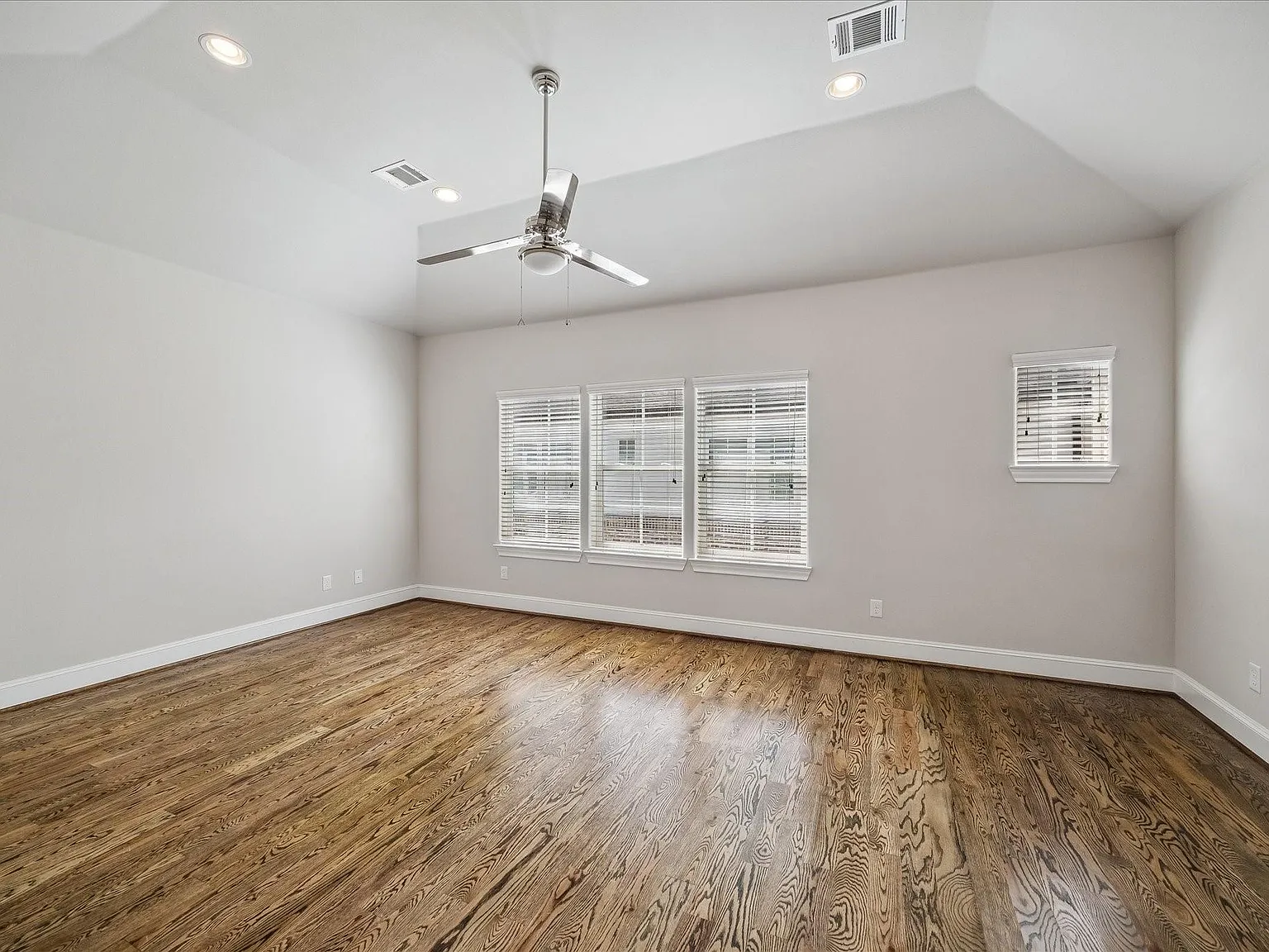 3 bed, 3.5 bath, 2052 sqft, $3,700 — Photo 4