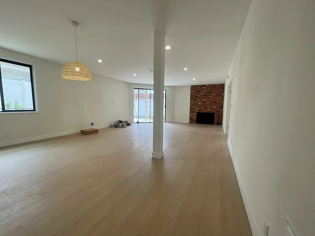 Building Photo - 11558 Rochester Ave #101