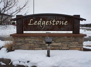 925 Ledgestone Dr, Mahtomedi, MN 55115