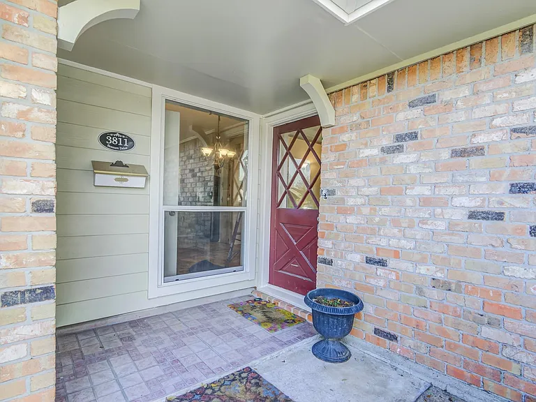 3811 Bennett Dr — Photo 3