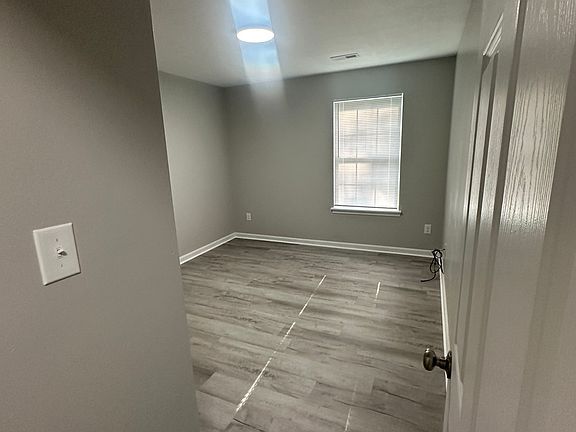 4th image of 491 Raymond Rd #4