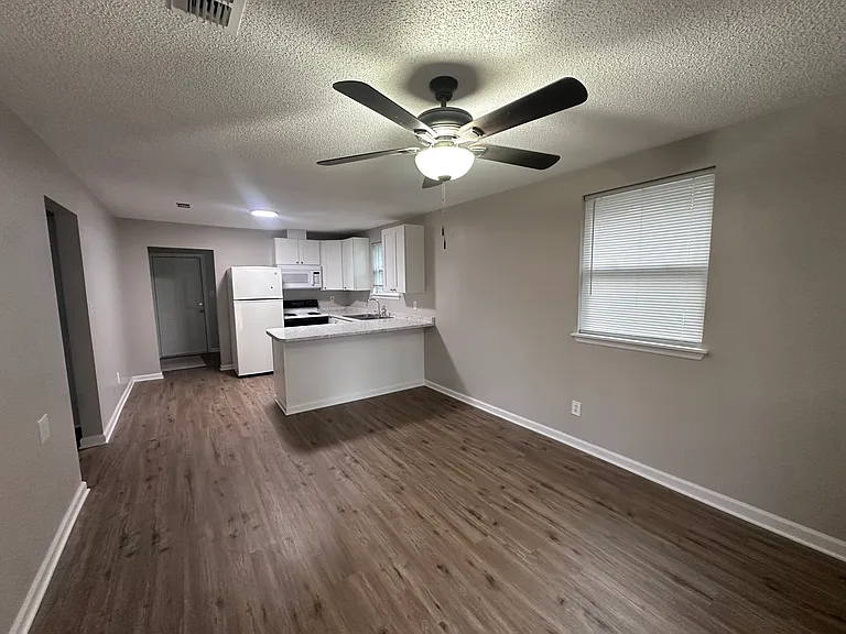 707 Dent St — Photo 2
