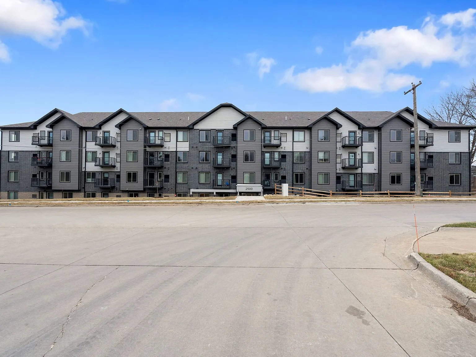 Coral North Apartments — Photo 1