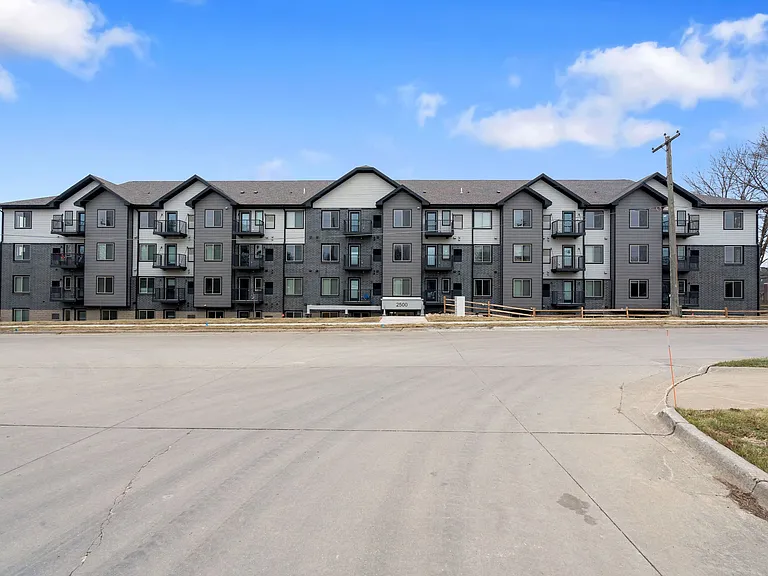 Coral North Apartments — Photo 1