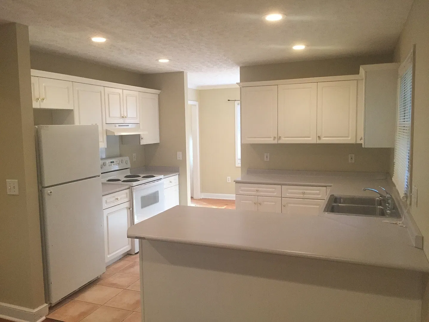 3bed/2bath Residential Home Available! — Photo 4